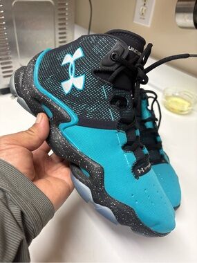 Under Armour Kids' Turquoise and Black High-Top Sneakers been used once sz 10.5